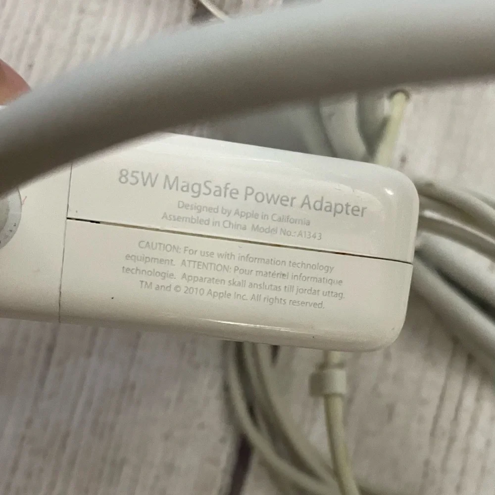 APPLE 85W MagSafe Power Adapter for 15- and 17-inch MacBook Pro